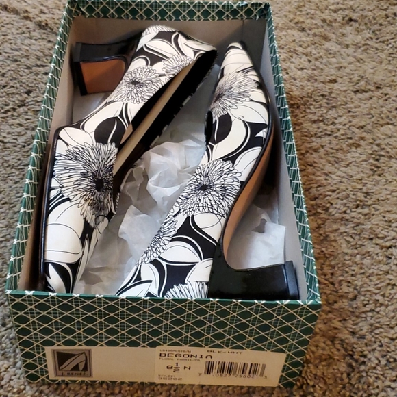 Heels - Picture 5 of 5